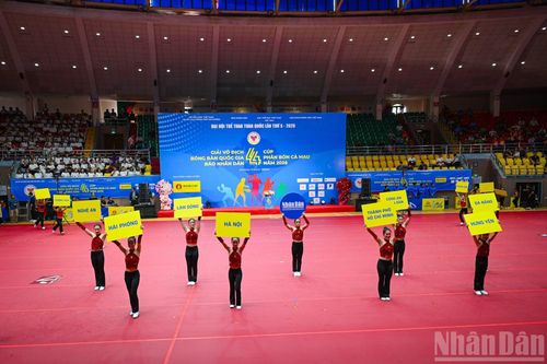Tiết mục biểu diễn giàu năng lượng của các vận động viên đội tuyển thể dục Aerobic Hải Phòng góp phần tạo không khí rộn ràng cho ngày hội bóng bàn quốc gia.