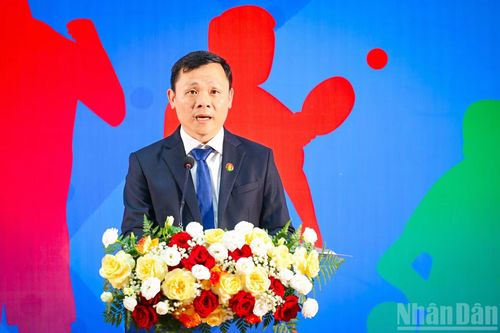 Ông Huỳnh Trần Anh Quang, Giám đốc Marketing Tổng Công ty Phân bón Dầu khí Cà Mau, đại diện nhà đồng hành chính và các nhà đồng tài trợ, phát biểu tại buổi lễ.