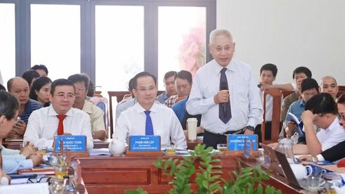 Hội thảo khoa học “Tiềm năng phát triển đô thị xã Bình Hưng và định hướng quy hoạch phân khu trong giai đoạn mới” thu hút nhiều chuyên gia, nhà quản lý hiến kế các giải pháp về quy hoạch. (Ảnh: VÕ LÊ)