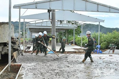 Học viên Học viện Hậu cần tham gia xây nhà cho người dân tại khu tái định cư thuộc bản Sân Bay, xã Mường Than (Lai Châu). Ảnh do đơn vị cung cấp
