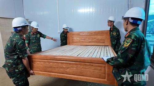 Lực lượng của Học viện Hậu cần giúp dân chuyển vật dụng vào nhà mới. Ảnh do đơn vị cung cấp