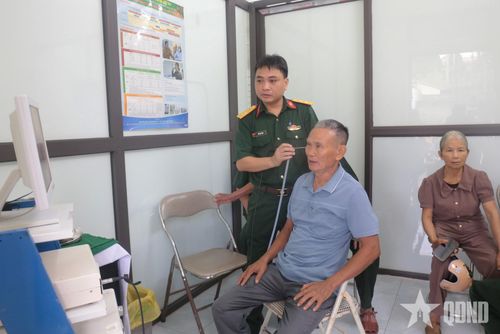 Các y, bác sĩ Bệnh viện Quân y 7 khám bệnh cho đối tượng chính sách. 