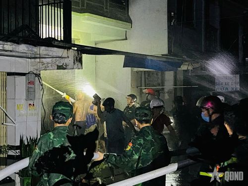 Lực lượng Bộ đội Biên phòng tỉnh Cà Mau cùng người dân tham gia dập lửa.