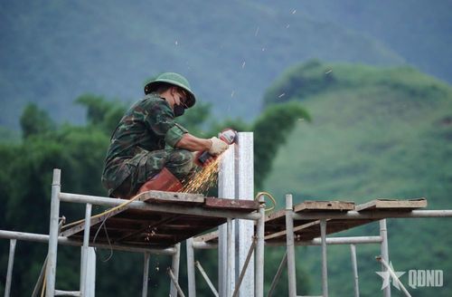 Chiến sĩ cẩn trọng với công việc làm nhà mới.