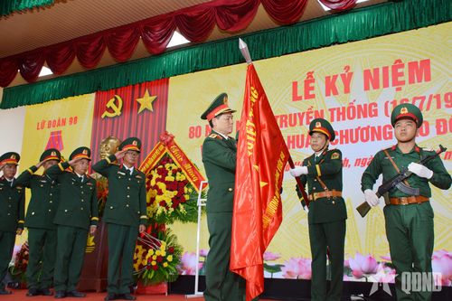 Thượng tướng Phạm Trường Sơn gắn Huân chương Lao động hạng Ba lên Quân kỳ Quyết thắng của Lữ đoàn 98.