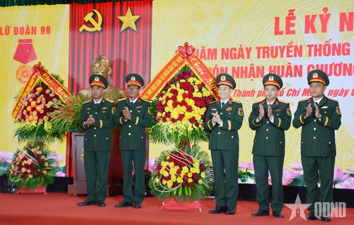 Thượng tướng Phạm Trường Sơn trao hoa chúc mừng của Bộ Tổng Tham mưu tặng Lữ đoàn 98.