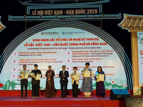 Ban Tổ chức trao hoa và thư cảm ơn các đoàn nghệ thuật tham dự Lễ hội.