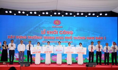 Các nhà tài trợ trao biểu trưng số tiền 200 tỷ đồng cho đại diện UBND tỉnh Nghệ An.