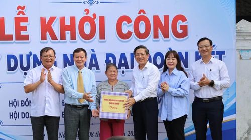 Lãnh đạo thành phố và các đại biểu tặng các phần quà cho hộ bà Đỗ Thị Hương.