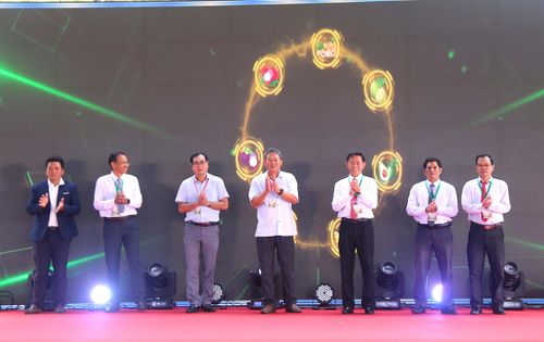  Đại biểu thực hiện nghi thức khai mạc Lễ hội trái cây La Dạ. Ảnh: TIẾN THẮNG 