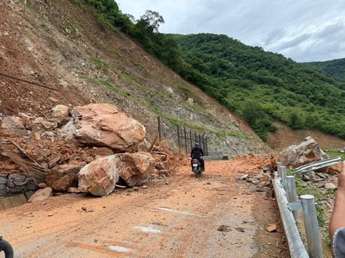 Đến khoảng 13 giờ cùng ngày, tuyến đường cơ bản đã thông suốt