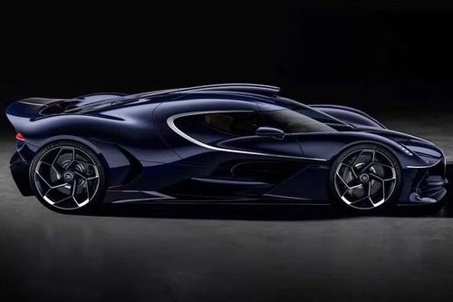 Destrier là mẫu xe độc nhất vô nhị thứ ba thuộc chương trình Programme Solitaire độc quyền của Bugatti, sau Brouillard và Veyron FKP Hommage. Không giống như hai chiếc xe kia, vốn đều bắt nguồn từ Chiron phiên bản đường phố, Destrier chia sẻ nền tảng kỹ thuật với Bolide chỉ dành cho đường đua.