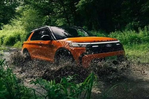 Thay đổi dễ nhận thấy nhất trên Explorer 2027 nằm ở ngoại thất. Ford thiết kế lại phần đầu với lưới tản nhiệt và cản trước mới, đồng thời tinh chỉnh cụm đèn chiếu sáng và bổ sung các kiểu mâm mới. Những điều chỉnh này giúp mẫu SUV có diện mạo khác biệt rõ rệt hơn so với phiên bản trước.