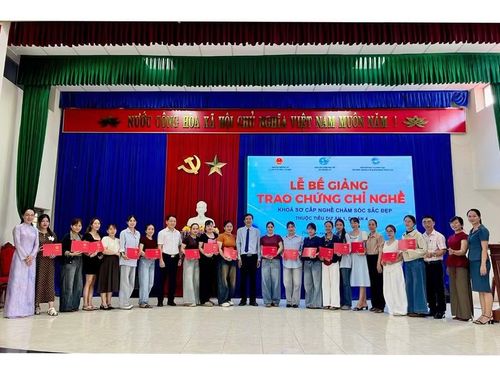 Lễ Bế giảng và trao chứng chỉ nghề cho học viên là người dân xã Thăng An.