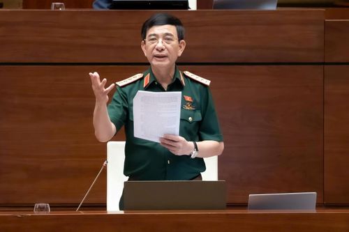 Đại tướng Phan Văn Giang làm rõ một số nội dung các đại biểu nêu. Ảnh: quochoi.vn