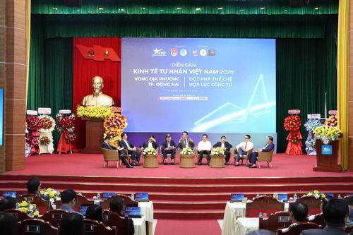 Phiên đối thoại mở giữa lãnh đạo Đồng Nai, Chủ tịch Hội Doanh nhân trẻ Việt Nam và các chuyên gia.