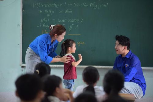 Lớp học về tiếng Anh giao tiếp của sinh viên tình nguyện tại xã Thanh Thủy. Ảnh: CTV