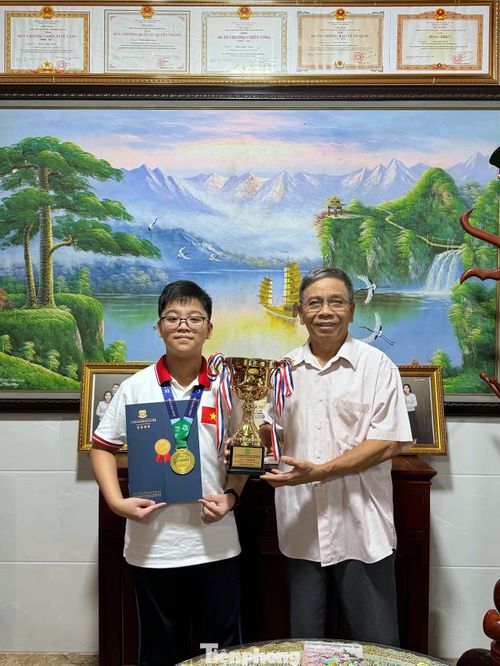 Chiếc cúp vô địch là món quà vô giá Sơn Hà dành tặng ông nội đúng ngày sinh nhật của ông.