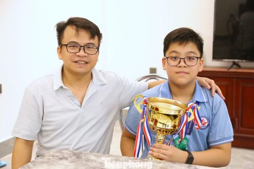 Trần Sơn Hà và bố - anh Trần Thanh Bình.