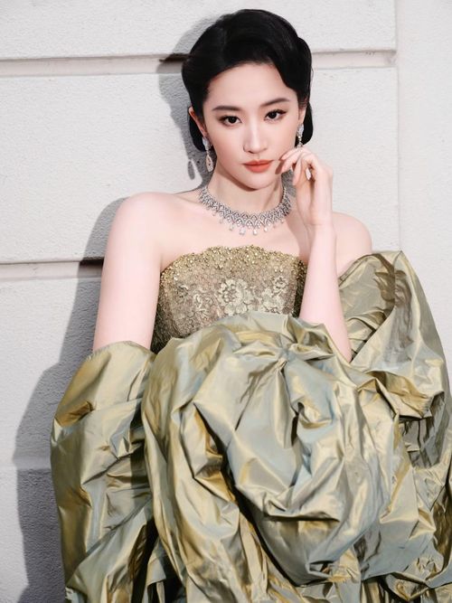 Trong giới giải trí Hoa ngữ hiện tại, chỉ có Địch Lệ Nhiệt Ba là không kém cạnh Lưu Diệc Phi về tài nguyên tạp chí, quảng cáo thương mại.