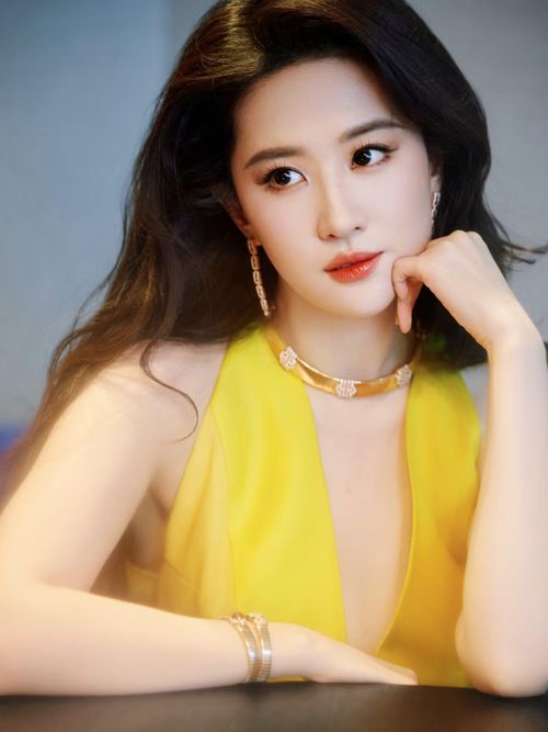 Lưu Diệc Phi và Nhiệt Ba vốn thuộc hai lứa nghệ sĩ khác nhau, khó so sánh thành tích sự nghiệp.