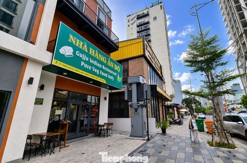 Nhà hàng Ấn Độ trước đó treo bảng toàn chữ tiếng Anh và Ấn Độ nay đã khắc phục.