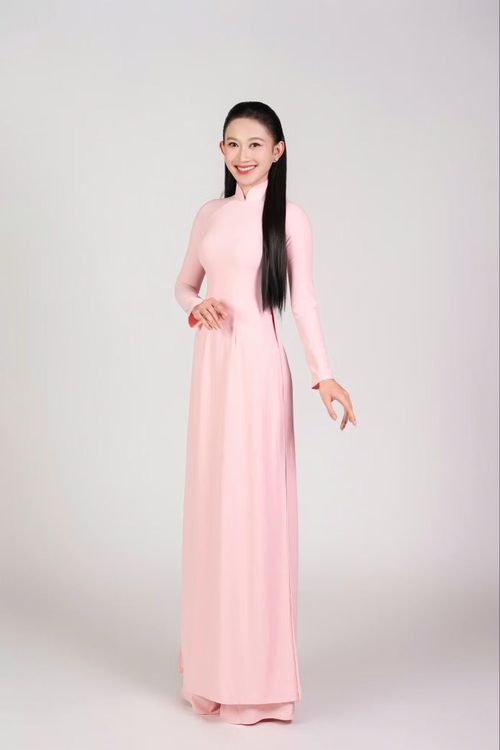 Sau khi kết thúc ngày sơ khảo, 21 cô gái khu vực phía Nam được chọn vào chung khảo chụp bộ ảnh profile đầu tiên với tư cách Top 56 Hoa hậu Việt Nam 2026 (cùng với 35 thí sinh khu vực phía Bắc). Trong ảnh là Nguyễn Thị Thúy Dung (SBD 03) sinh ngày 27/2/2004, quê Lâm Đồng. Cô cao 1,7 m, nặng 52 kg, số đo ba vòng 86-62-90 cm. Thúy Dung đang theo học ngành Tài chính doanh nghiệp tại Đại học Văn Lang.