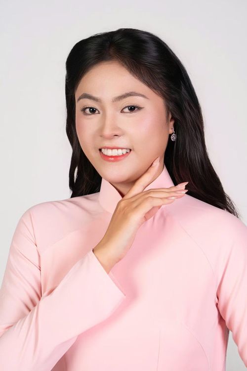 Nguyễn Phương Nghi (SBD 22), sinh năm 2005, đến từ TPHCM. Cô cao 1,7 m, số đo 88-68-90 cm. Phương Nghi đang theo học ngành Ngôn ngữ Anh tại Học viện Hàng không Việt Nam, dự kiến tốt nghiệp năm 2027.