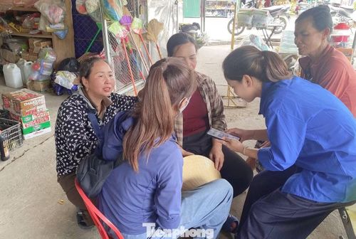 Bất kể ngày hay đêm, các đoàn viên phối hợp với lực lượng công an xã đến tận nhà người dân hỗ trợ công tác chuyển đổi số.