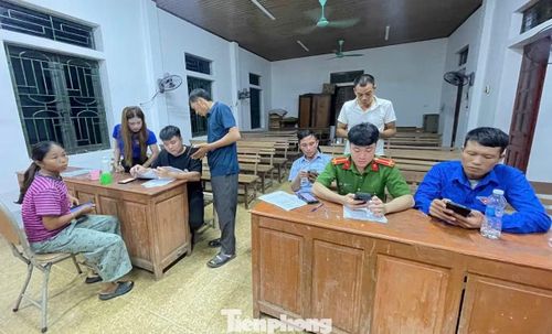 Ở các xã Mậu Thạch, Môn Sơn, Con Cuông..., lực lượng đoàn viên thanh niên tiếp tục phối hợp với công an hỗ trợ người dân.