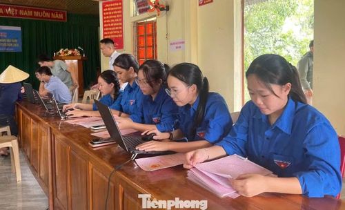 Tại xã Tam Đồng, đoàn viên cũng tích cực rà soát, đối chiếu, cập nhật thông tin, góp phần “làm sạch” dữ liệu đất đai. Song song với đó là hỗ trợ người dân cài đặt, kích hoạt VNeID mức độ 2.
