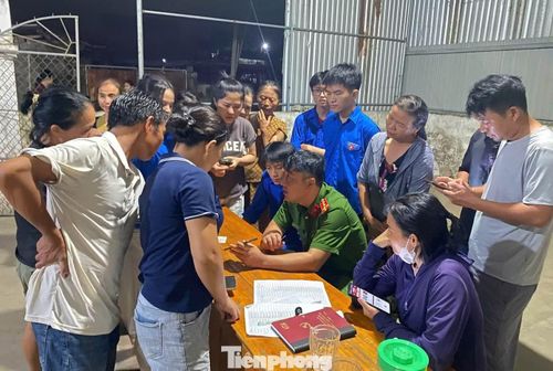 Với phương châm “đi từng ngõ, gõ từng nhà”, đoàn viên, thanh niên hướng dẫn người dân cài đặt, kích hoạt tài khoản định danh điện tử VNeID mức độ 2, tích hợp giấy tờ cá nhân và sử dụng dịch vụ công trực tuyến. Những người cao tuổi, chưa thành thạo điện thoại thông minh được các tình nguyện viên số tận tình hướng dẫn từng thao tác.