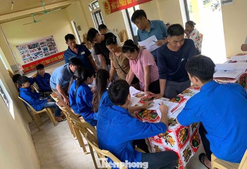 Thanh niên hỗ trợ người dân xác định vị trí thửa đất, đối chiếu thông tin, cập nhật dữ liệu theo phân công. Sự tham gia của lực lượng trẻ góp phần đẩy nhanh tiến độ, nâng cao tính chính xác, đồng bộ của dữ liệu đất đai.
