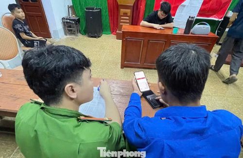 Lực lượng công an phối hợp với đoàn viên thanh niên để hỗ trợ người dân một cách thông suốt nhất.