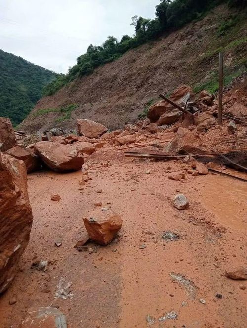 Những tảng đá lớn lăn xuống đường rất nguy hiểm. May mắn đá không lăn trúng người đi đường.