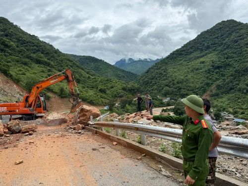 Máy móc được huy động dọn dẹp đất đá, khơi thông đường cho người dân.