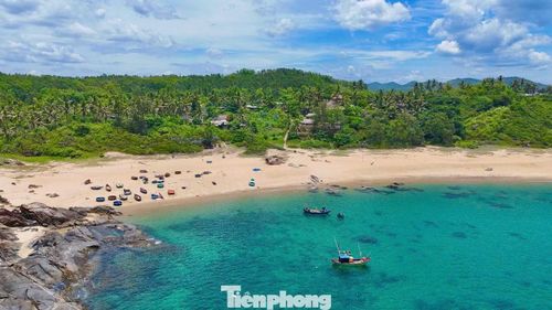Người làng Gò Cỏ giữ cuộc sống đặc trưng miền biển với nông nghiệp và ngư nghiệp là hai nghề chính.
