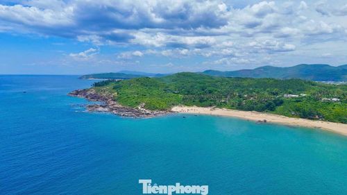“Các chuyên gia khảo cổ đang nghiên cứu về trảng muối tại làng Gò Cỏ. Chúng tôi cũng có kế hoạch sẽ phát triển nghề làm muối trên đá, gắn với hoạt động du lịch tại đây”, ông Thanh nói.