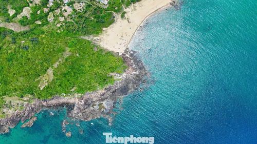 Những khối đá mang dấu tích địa chất có niên đại khoảng 250-400 triệu năm, tạo nên một cảnh quan địa chất đặc biệt giữa không gian văn hóa Sa Huỳnh.