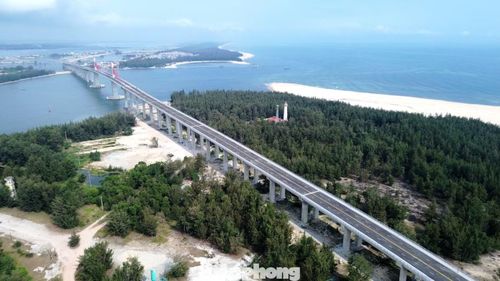 Cầu vượt cửa biển Thuận An, TP. Huế. Ảnh: Ngọc Văn.