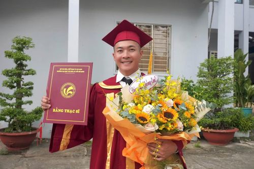 NSƯT Quốc Cơ nhận bằng thạc sĩ ngành Quản lý văn hóa.