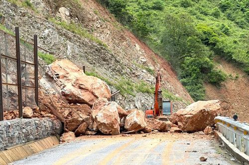 Hàng trăm khối đất đá sạt xuống, chắn ngang Tỉnh lộ 543D.