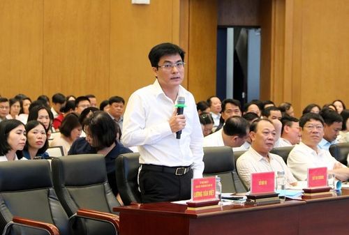 Đại diện Sở Nội vụ giải đáp các ý kiến. Ảnh: HN