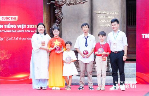 Đại diện Ban Tổ chức vinh danh thí sinh có thành tích xuất sắc của Cuộc thi Hùng biện tiếng Việt 2026. Ảnh: TL
