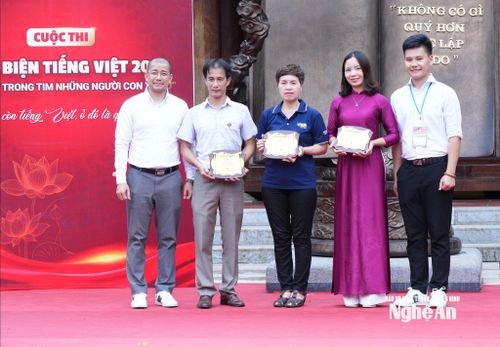 Ban Tổ chức trao kỷ niệm chương cho các cơ quan, tổ chức, đơn vị, cá nhân đã chung tay xây dựng thành công Cuộc thi Hùng biện tiếng Việt 2026. Ảnh: TL