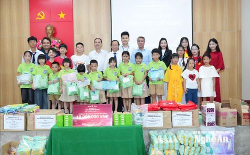 Đoàn đến thăm, tặng quà cho các em nhỏ đang được chăm sóc, nuôi dưỡng tại Làng trẻ em SOS Vinh. Ảnh: TL