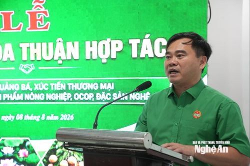 Đồng chí Nguyễn Viết Hùng - Ủy viên Ban Chấp hành Đảng bộ tỉnh, Phó Chủ tịch Ủy ban Mặt trận Tổ quốc tỉnh, Chủ tịch Hội Nông dân tỉnh phát biểu tại buổi ký kết. Ảnh: Thúy Vinh
