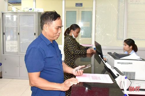 Ông Trịnh Công Minh ở thôn Song Hồng (xã Nghi Xuân), quét mã QR khảo sát đánh giá mức độ hài lòng đối với việc thực hiện chính sách BHXH, BHYT, BHTN năm 2026 tại BHXH cơ sở Hồng Lĩnh.