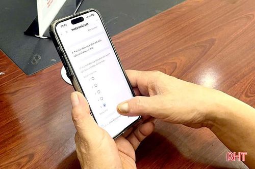 Sau khi hoàn thành thủ tục hành chính, đại diện tổ chức, cá nhân quét mã QR tại bộ phận "một cửa" của BHXH tỉnh và BHXH cơ sở để tham gia đánh giá mức độ hài lòng.
