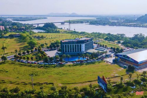 Khách sạn Sông Lam Waterfront với lợi thế không gian nghỉ dưỡng bên sông Lam.